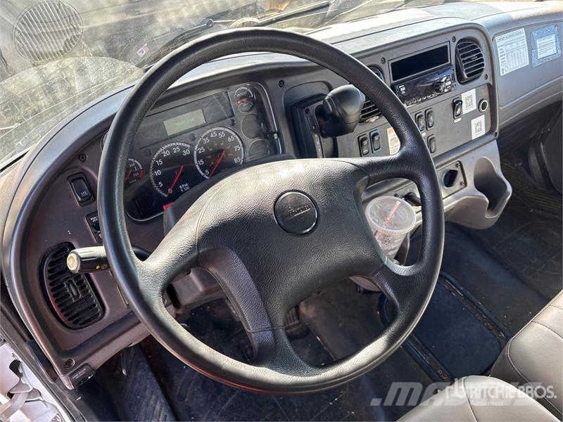 Freightliner M2 106 卡車裝載高空作業車