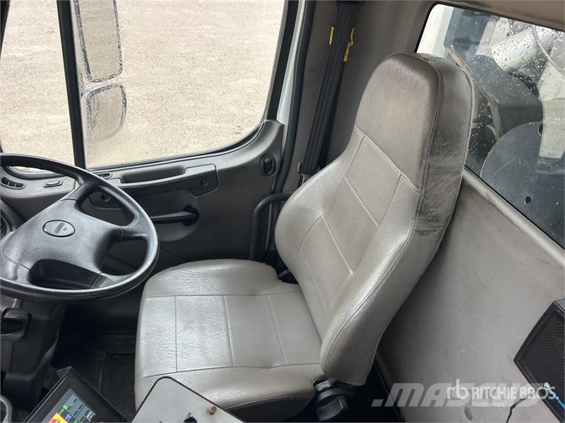 Freightliner M2 106 Kehrmaschine