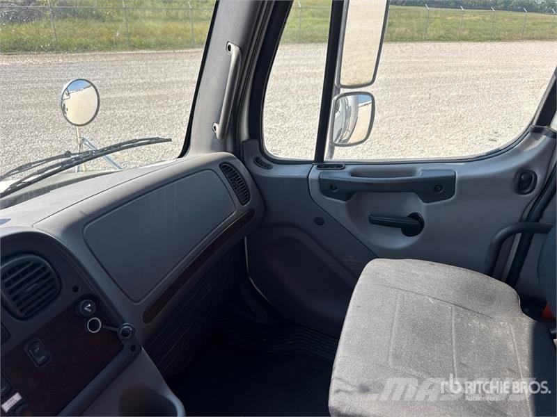 Freightliner M2 106 Camiones caja cerrada