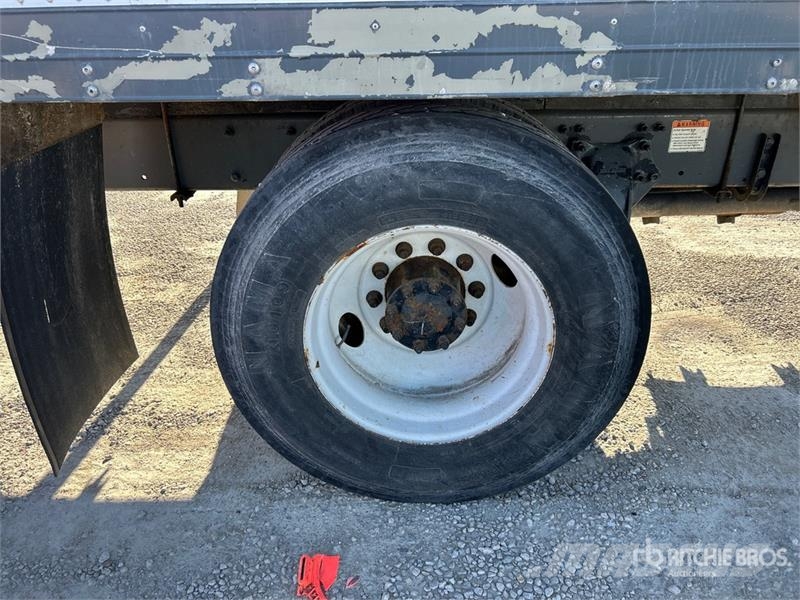 Freightliner M2 106 Sunkvežimiai su dengtu kėbulu