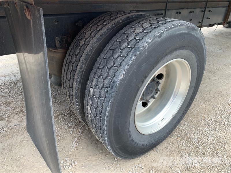 Freightliner M2 106 Sunkvežimiai su dengtu kėbulu