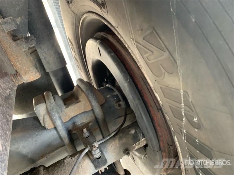 Freightliner M2 106 Sunkvežimiai su dengtu kėbulu
