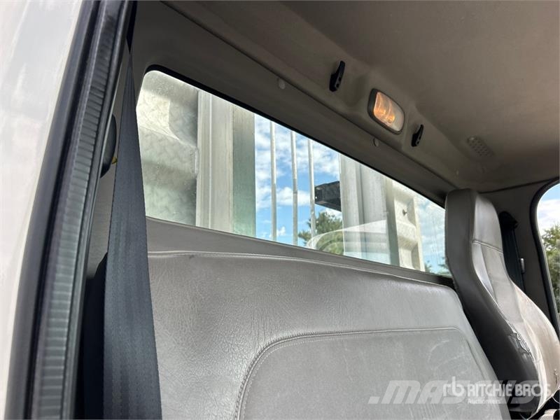 Freightliner M2 106 Flakbilar