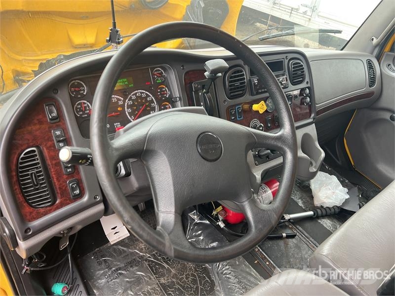 Freightliner M2 106 Tovornjaki zabojniki