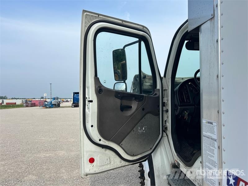 Freightliner M2 106 Skåpbilar