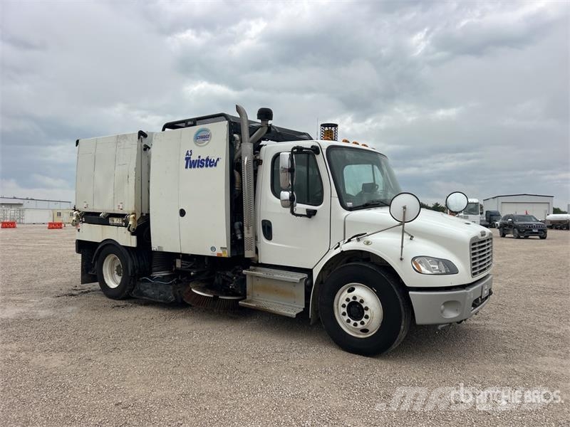 Freightliner M2 106 Kehrmaschine