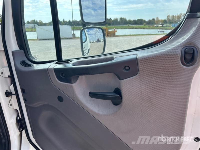 Freightliner M2 106 Flakbilar