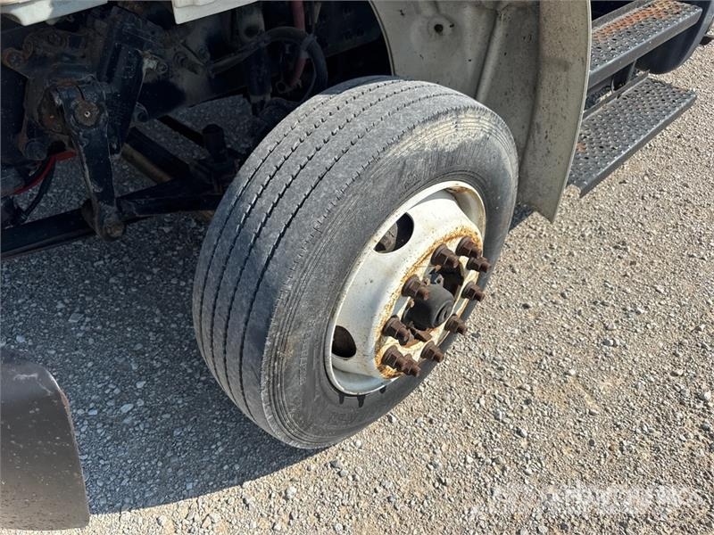 Freightliner M2 106 Camiones caja cerrada
