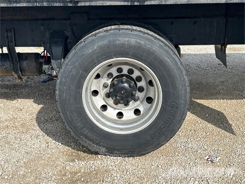 Freightliner M2 106 平ボディー