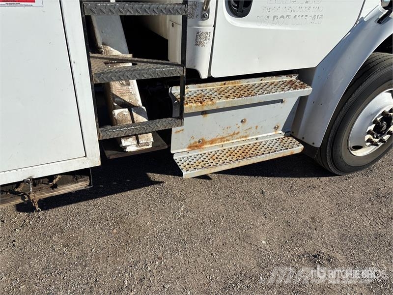 Freightliner M2 106 卡車裝載高空作業車