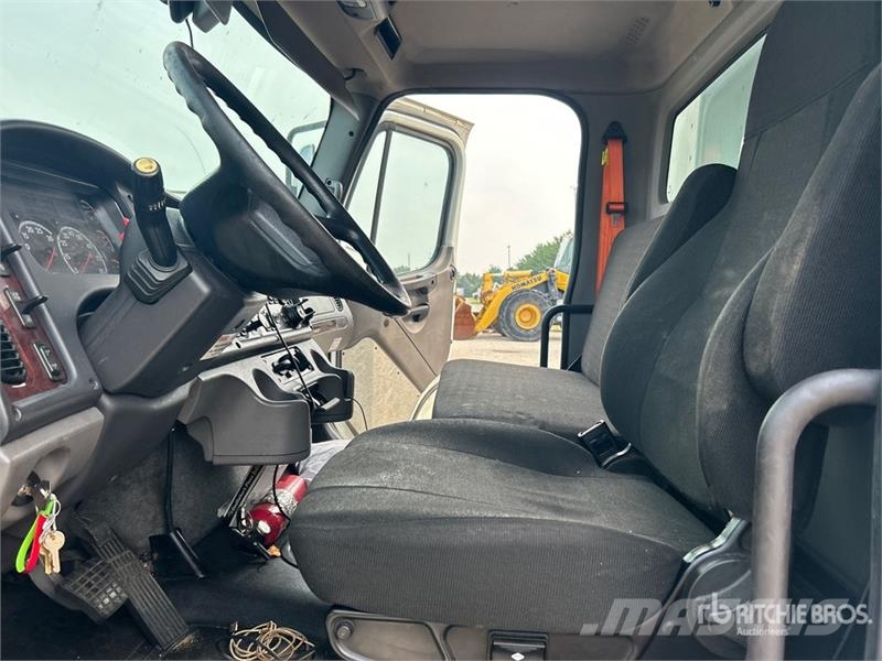 Freightliner M2 106 Skåpbilar