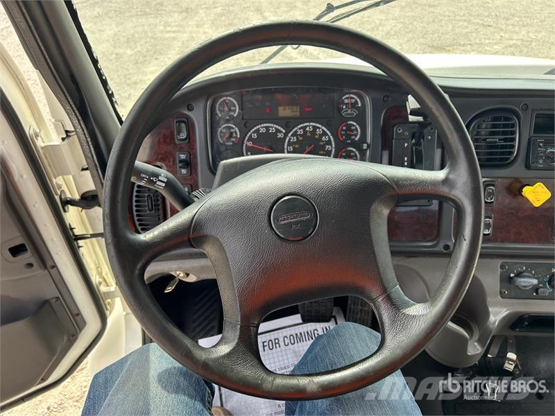 Freightliner M2 106 Flakbilar