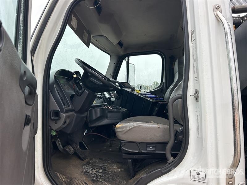 Freightliner M2 106 Kehrmaschine