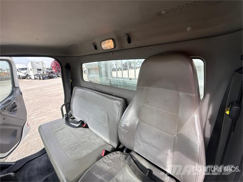 Freightliner M2 106 Flakbilar