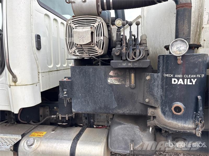 Freightliner M2 106 Slamsugere