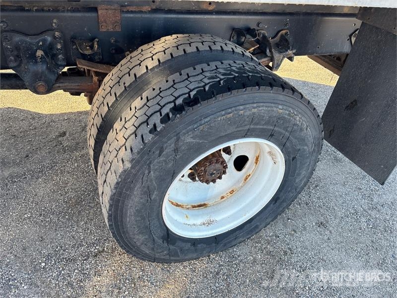 Freightliner M2 106 卡車裝載高空作業車