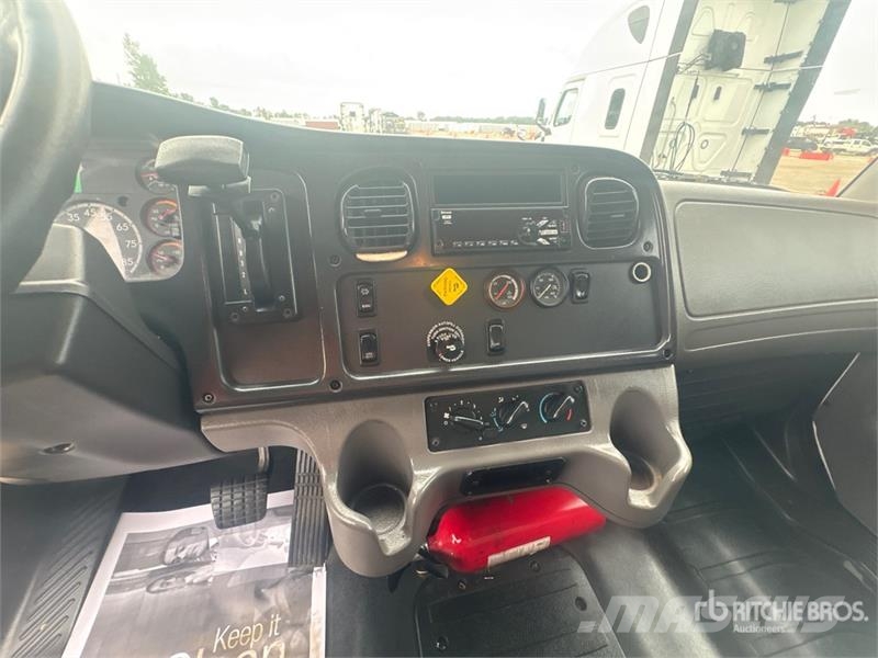 Freightliner M2 106 Camiones caja cerrada