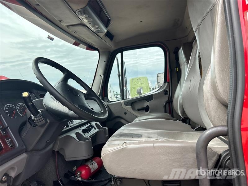 Freightliner M2 106 Tovornjaki zabojniki