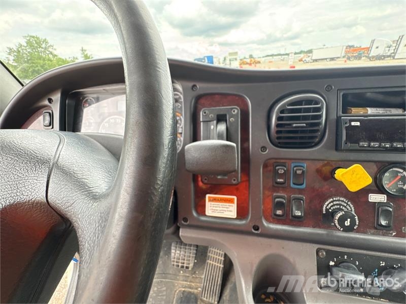 Freightliner M2 106 Camiones caja cerrada