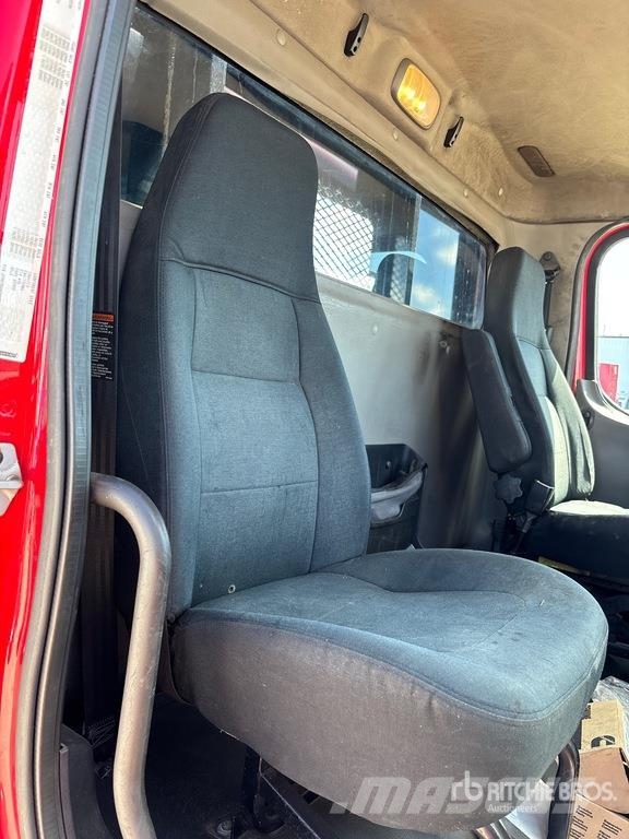 Freightliner M2 106 Kamioni sa otvorenim sandukom