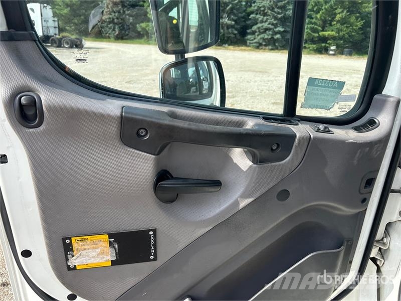Freightliner M2 106 平ボディー