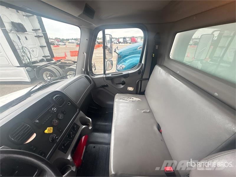 Freightliner M2 106 Camiones caja cerrada
