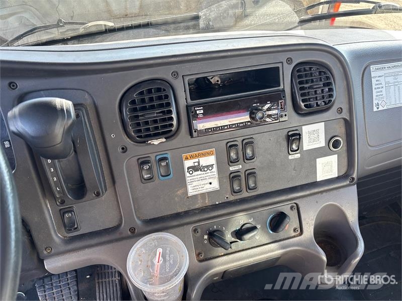 Freightliner M2 106 卡車裝載高空作業車