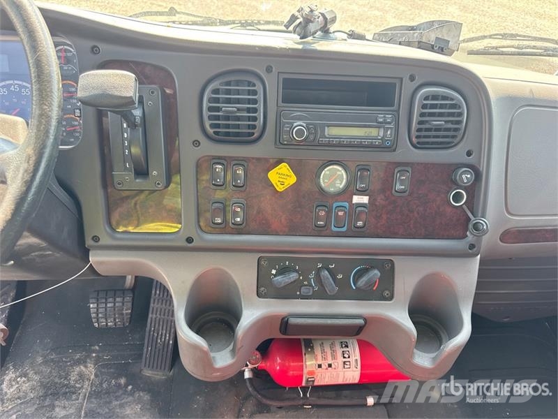 Freightliner M2 106 Camiones caja cerrada