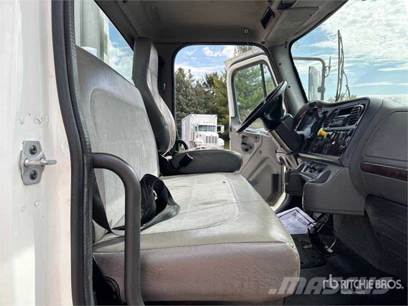 Freightliner M2 106 Flakbilar
