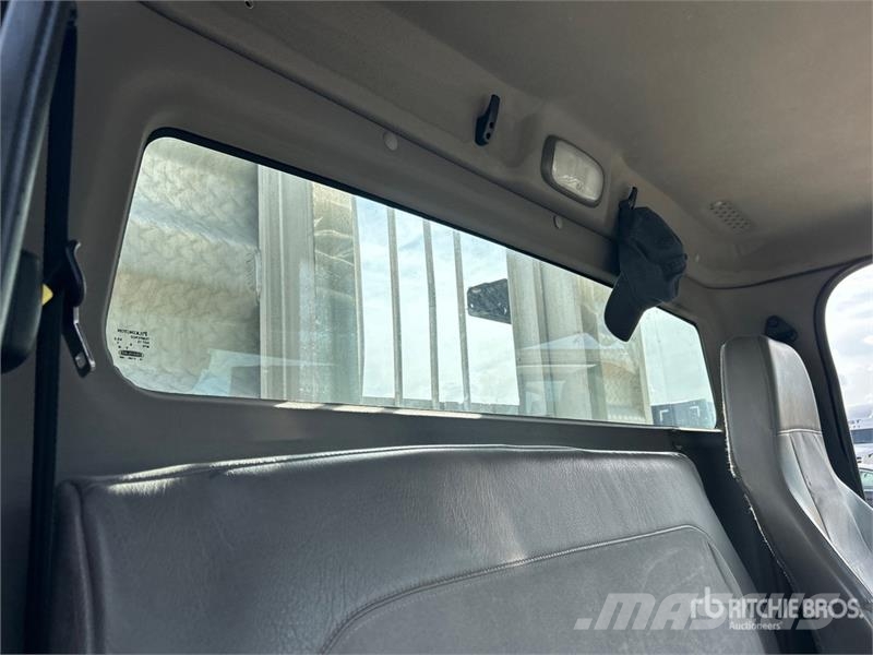 Freightliner M2 106 平ボディー