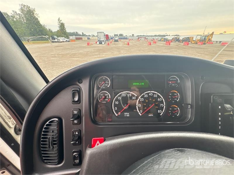 Freightliner M2 106 Camiones caja cerrada