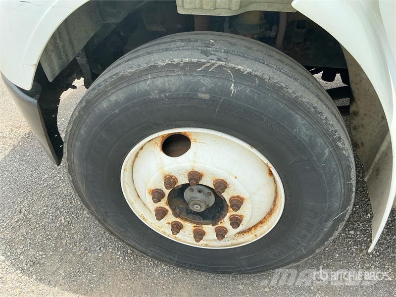 Freightliner M2 106 Camiones caja cerrada