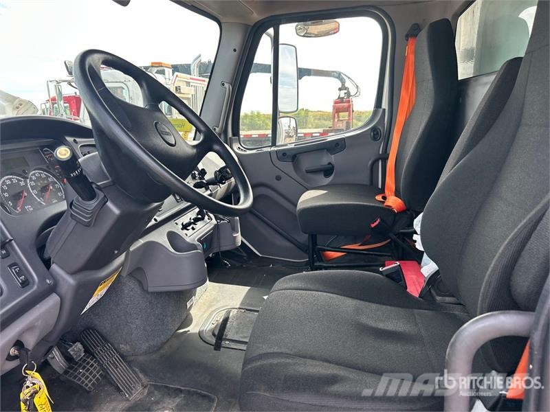 Freightliner M2 106 Chladírenské nákladní vozy