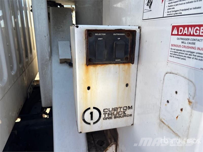 Freightliner M2 106 卡車裝載高空作業車