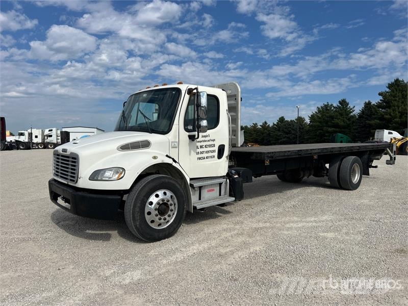 Freightliner M2 106 Flakbilar