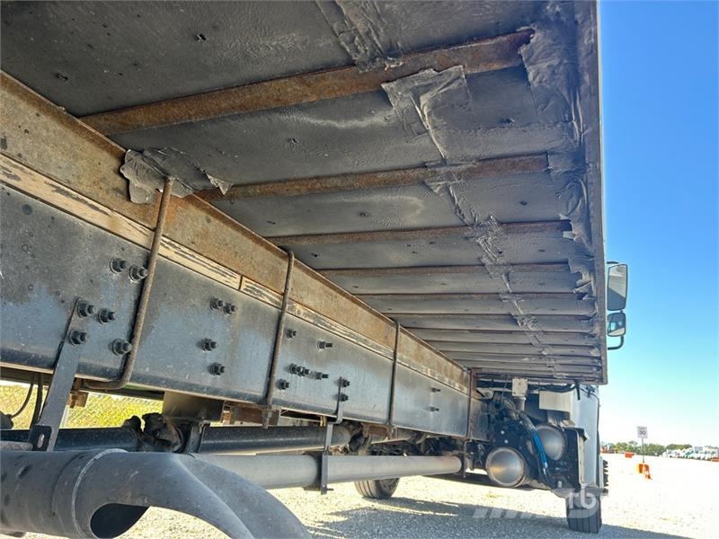 Freightliner M2 106 Tovornjaki zabojniki