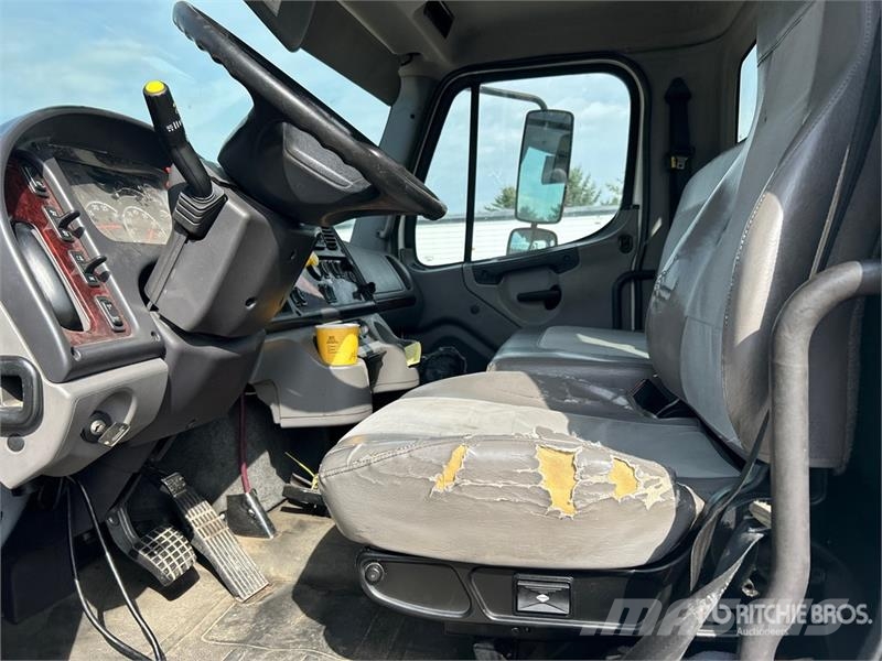 Freightliner M2 106 平ボディー