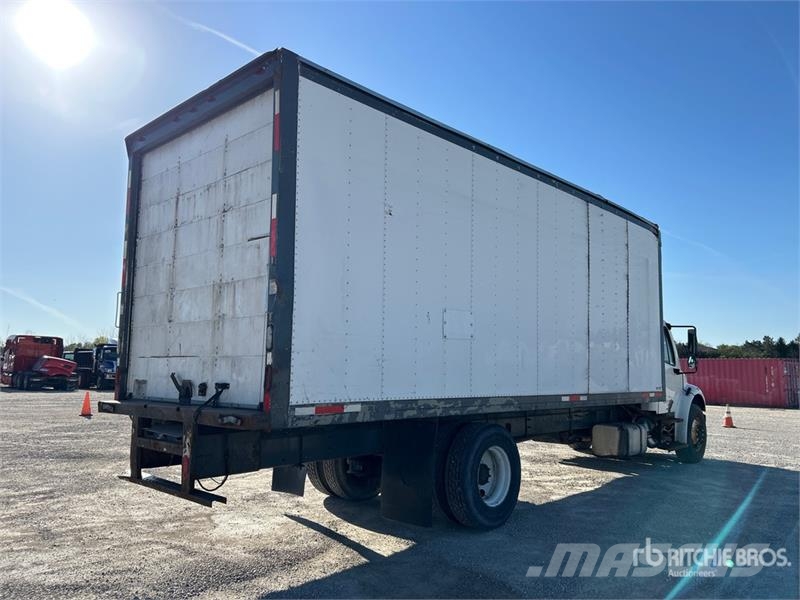 Freightliner M2 106 Sunkvežimiai su dengtu kėbulu