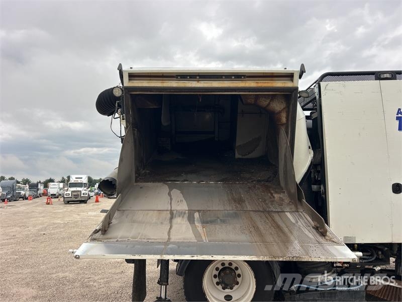 Freightliner M2 106 Kehrmaschine