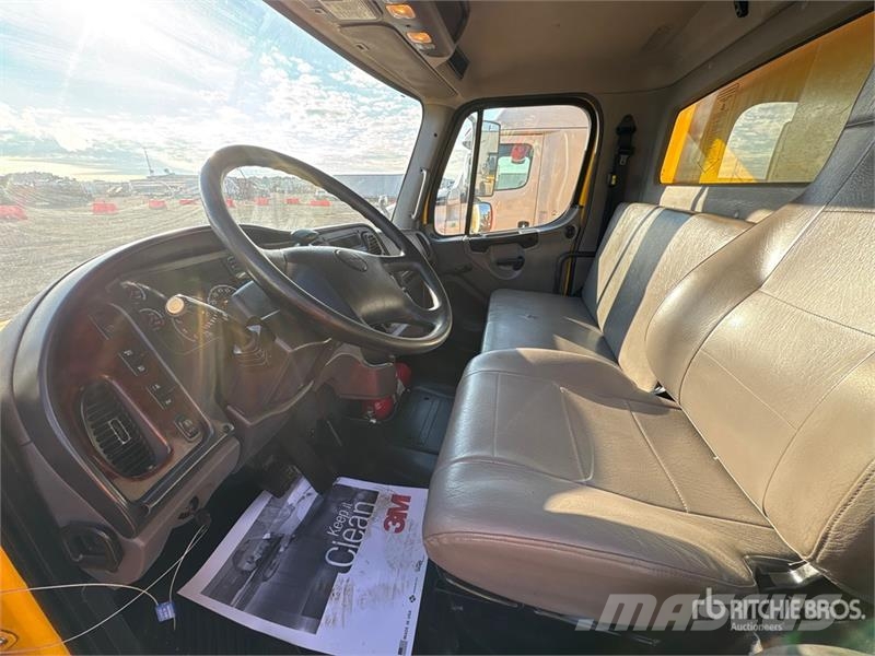 Freightliner M2 106 Skåpbilar