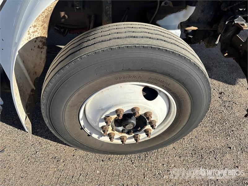 Freightliner M2 106 卡車裝載高空作業車