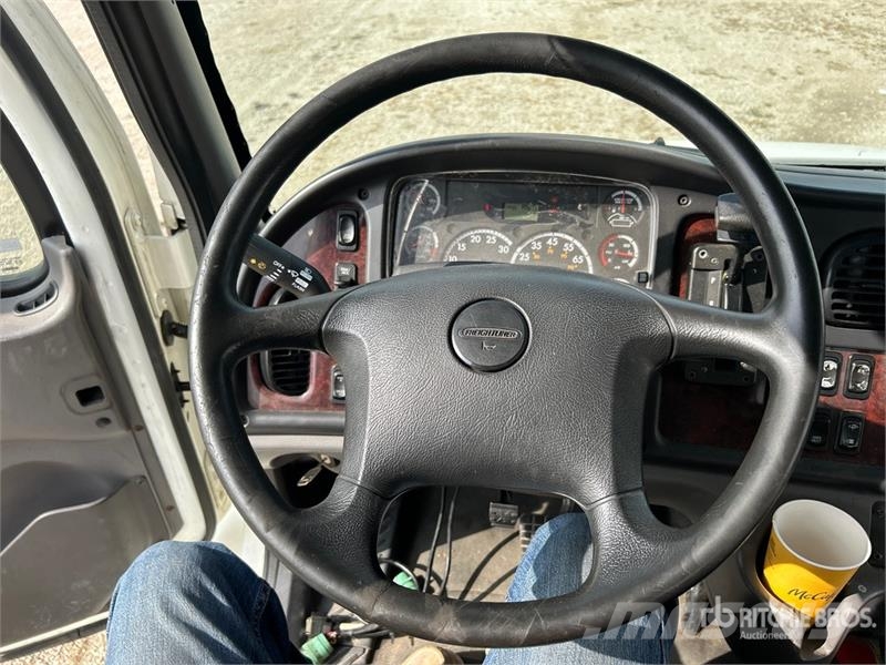 Freightliner M2 106 平ボディー
