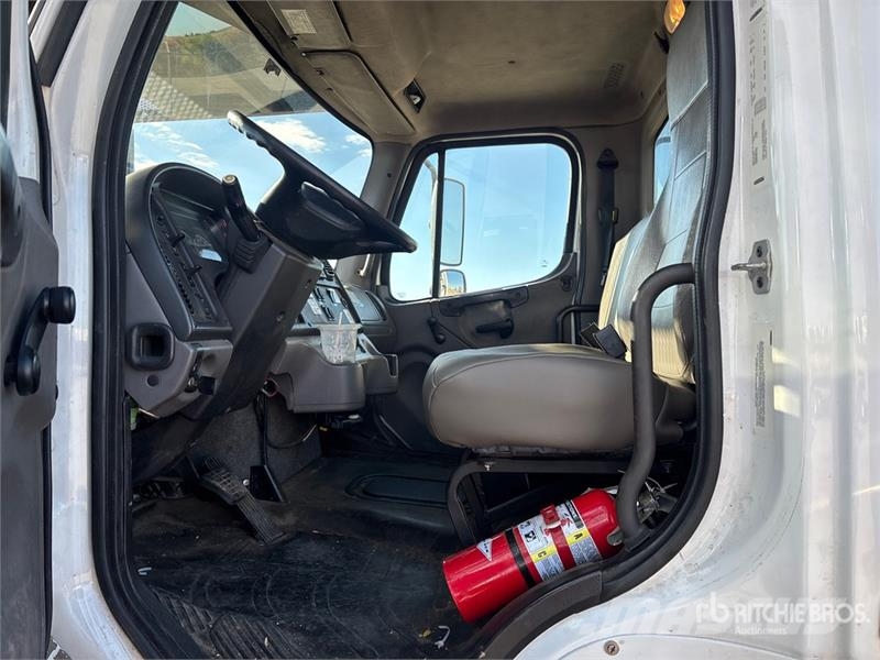 Freightliner M2 106 卡車裝載高空作業車