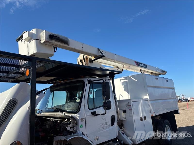 Freightliner M2 106 卡車裝載高空作業車