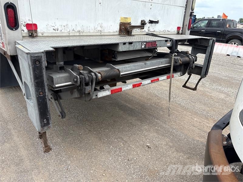 Freightliner M2 106 Camiones caja cerrada