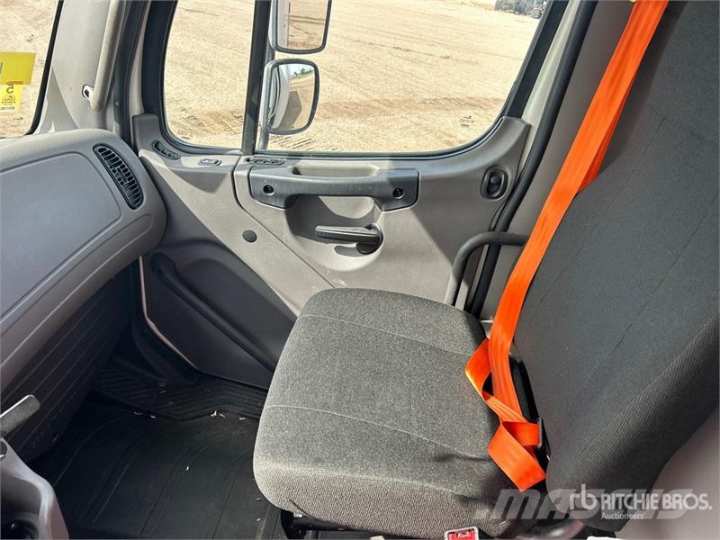 Freightliner M2 106 Chladírenské nákladní vozy