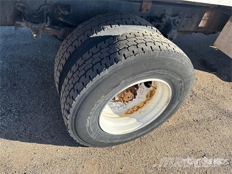 Freightliner M2 106 卡車裝載高空作業車