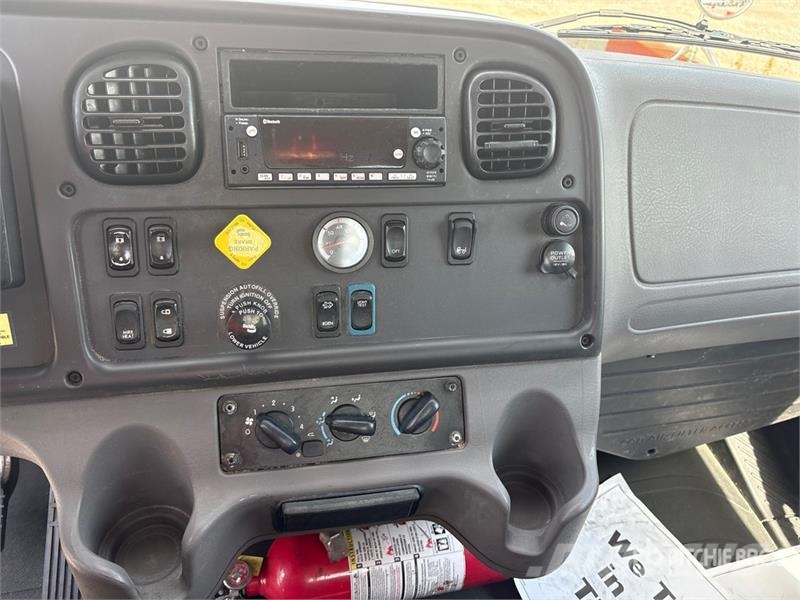 Freightliner M2 106 平板栏板货车