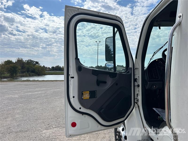 Freightliner M2 106 Flakbilar