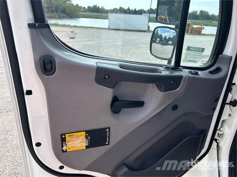 Freightliner M2 106 Flakbilar